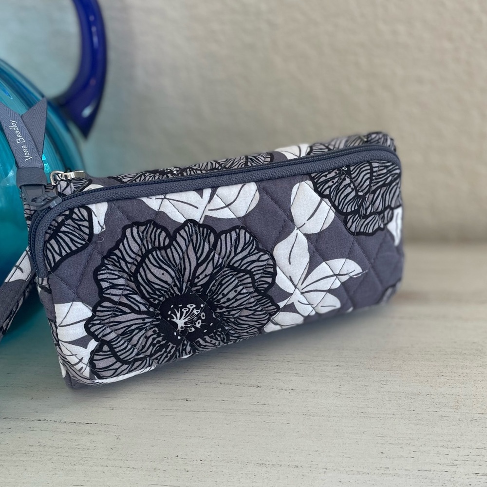 VERA BRADLEY RFID CROSSBODY WALLET NEW